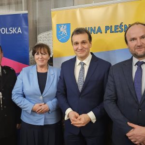 Stoją od lewej: prezes OSP Rzuchowa Kamil Florek, Radna Województwa Małopolskiego Anna Mikosz, Wójt Gminy Pleśna Józef Knapik, Przewodniczący Rady Gminy Pleśna Janusz Jarząb.