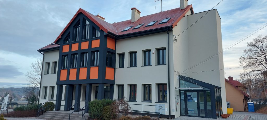 Budynek Urzędu Gminy w Pleśnej po termomodernizacji, widok od frontu i ściana boczna z szybem windy