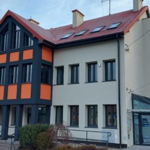 Budynek Urzędu Gminy w Pleśnej po termomodernizacji, widok od frontu i ściana boczna z szybem windy