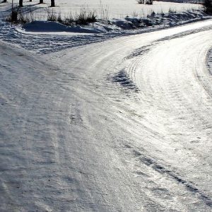 skrzyżowanie mocno oblodzonych dróg