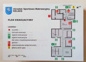 Plan ewakuacji ośrodka. Na górze napis "Ośrodek Sportowo-Rekreacyjny Relaks" i "Plan ewakuacyjny". Na dole legenda. Po prawej plan ośrodka z zaznaczonymi pomieszczeniami i kierunkami ewakuacji.