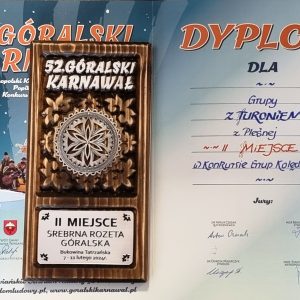 Na zdjęciu dyplom oraz nagroda w postaci rozety góralskiej