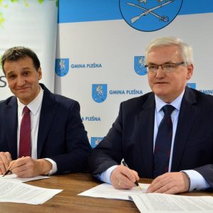 Wicemarszałek Województwa Małopolskiego Józef Gawron i Wójt Gminy Pleśna Józef Knapik podpisują umowę