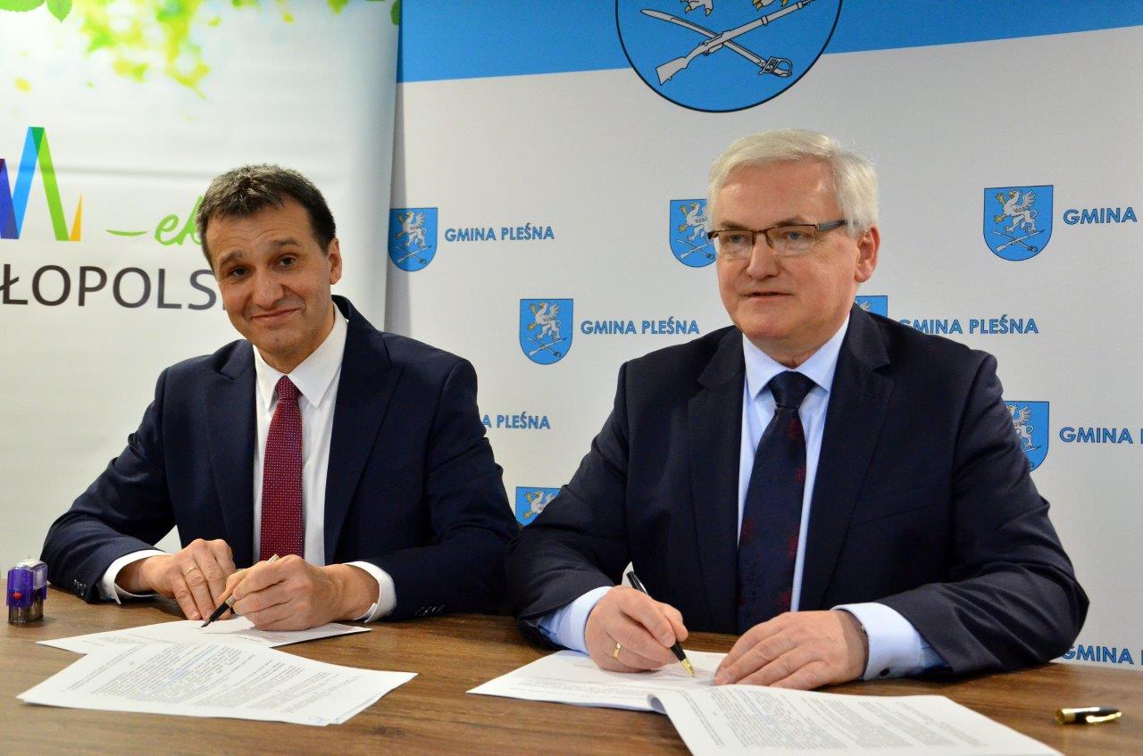 Wicemarszałek Województwa Małopolskiego Józef Gawron i Wójt Gminy Pleśna Józef Knapik podpisują umowę