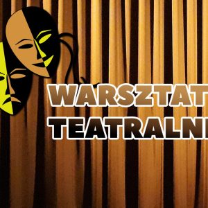 Tekst "warsztaty teatralne" na tle kotary. W lewym górnym rogu maski teatralne.