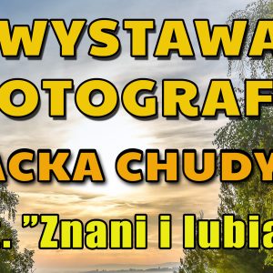 Na zdjęciu tekst WYSTAWA FOTOGRAFII JACKA CHUDYKI "ZNANI I LUBIANI" Tłem do tekstu jest zdjęcie nieba i koron drzew.