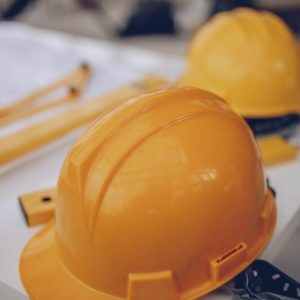 Na zdjęciu dla żółte kaski budowlane