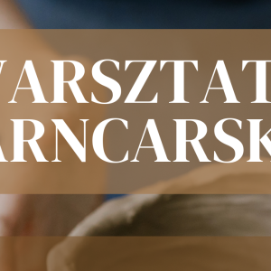 Napis "Warsztaty garncarskie" na tle glinianego naczynia