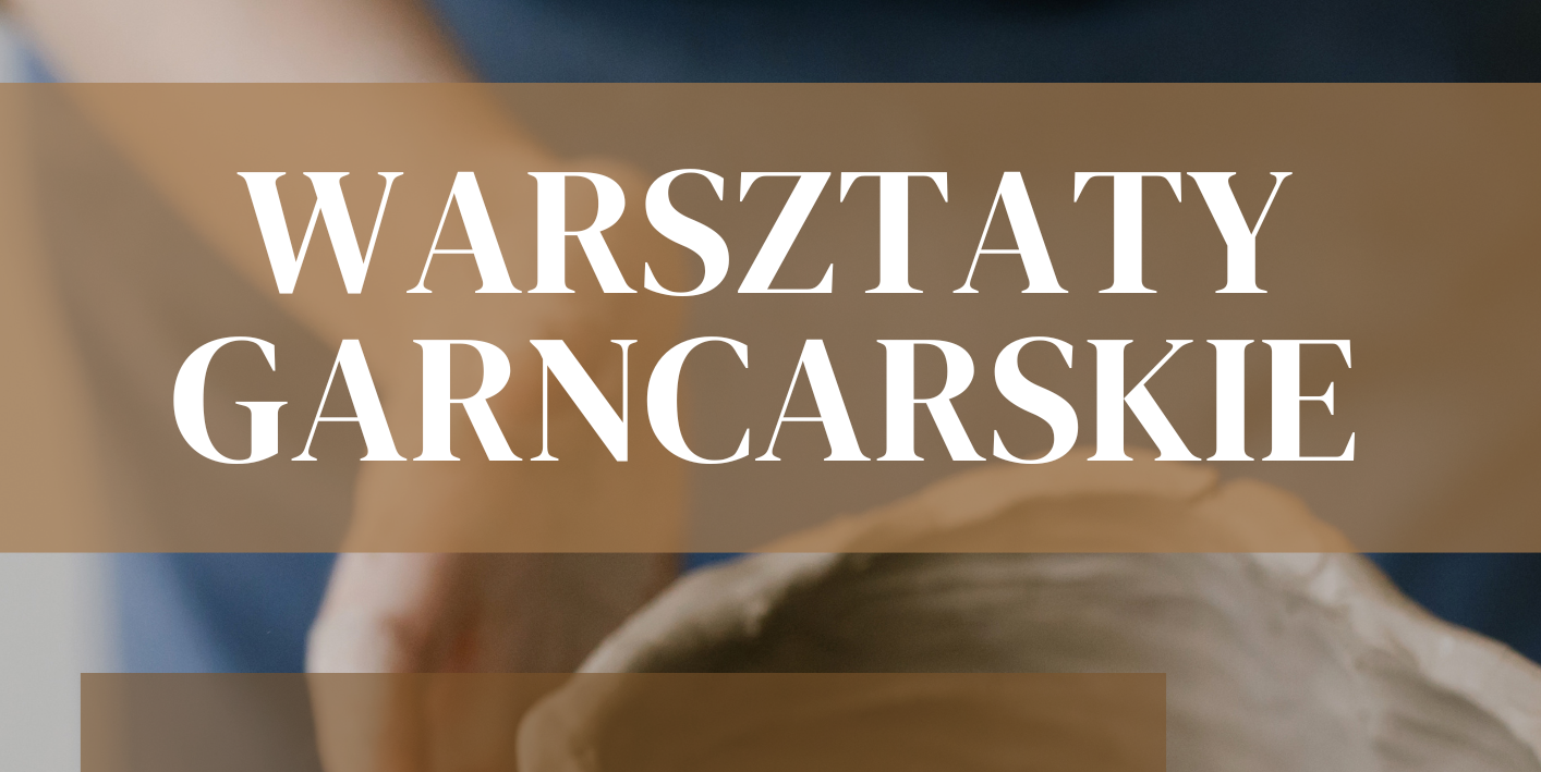 Napis "Warsztaty garncarskie" na tle glinianego naczynia