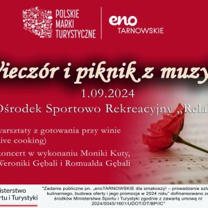 Kwiat róży leżący na kartce z nutami