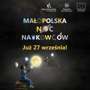 Dziewczynka siedząca na książkach wskazuje palcem na wizualizację Słońca.