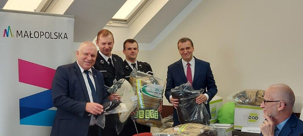 3. Strażacy OSP Janowice odbierają wyposażenie strażackie z rąk wicemarszałka Województwa Małopolskiego Ryszarda Pagacza i Wójta Gminy Pleśna Józefa Knapika