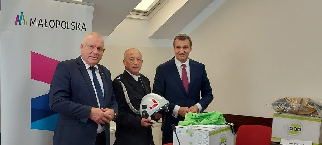 2. Strażak z OSP Lubinka odbiera wyposażenie strażackie z rąk wicemarszałka Województwa Małopolskiego Ryszarda Pagacza i Wójta Gminy Pleśna Józefa Knapika