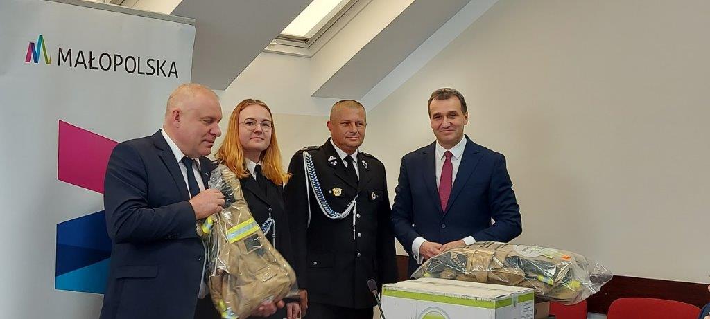 4. Strażacy z OSP Pleśna odbierają wyposażenie strażackie z rąk wicemarszałka Województwa Małopolskiego Ryszarda Pagacza i Wójta Gminy Pleśna Józefa Knapika