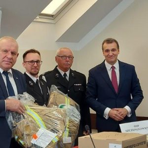1. Strażacy z OSP Szczepanowice odbierają wyposażenie strażackie z rąk wicemarszałka Województwa Małopolskiego Ryszarda Pagacza i Wójta Gminy Pleśna Józefa Knapika