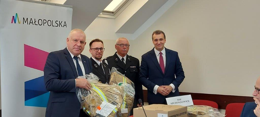 1. Strażacy z OSP Szczepanowice odbierają wyposażenie strażackie z rąk wicemarszałka Województwa Małopolskiego Ryszarda Pagacza i Wójta Gminy Pleśna Józefa Knapika