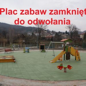 Plac zabaw z informacją zamknięciu złożoną z czerwonych liter
