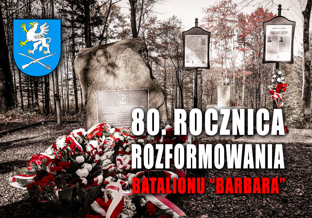 Napis "80 rocznica rozformowania batalionu Barbara". W tle pomnik z kamienia, pod którym położone są wiązanki kwiatów.