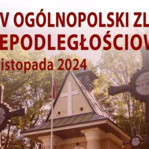 Na zdjęciu napis: XXV Ogólnopolski Zlot Niepodległościowy. 10 listopada 2024. W tle dach kaplicy cmentarnej oraz dwa żeliwne krzyże.