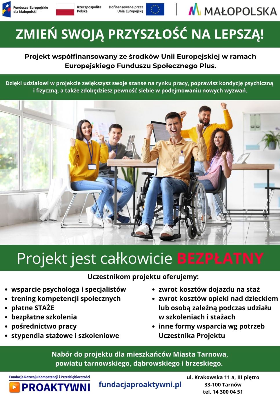 Plakat informacyjny, na środku mężczyzna na wózku inwalidzkim okazujący radość, za nim grupa młodych ludzi siedząca przy stoliku
