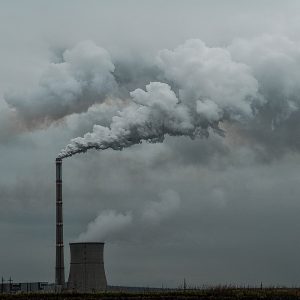 Gęsty dym wydobywa się z kominów fabryki