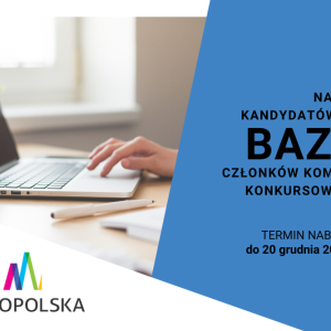 Dłoń pracuje na touchpadzie laptopa, obok leży biały długopis