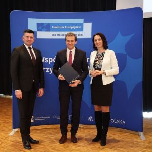 Wójt Józef Knapik z Marszałkiem Województwa Małopolskiego Łukaszem Smółką i Martą Malec-Lech z zarządu województwa.