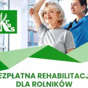 Kobieta w średnim wieku w szarej koszulce wykonuje ćwiczenia z pomocą rehabilitantki w niebieskiej koszulce