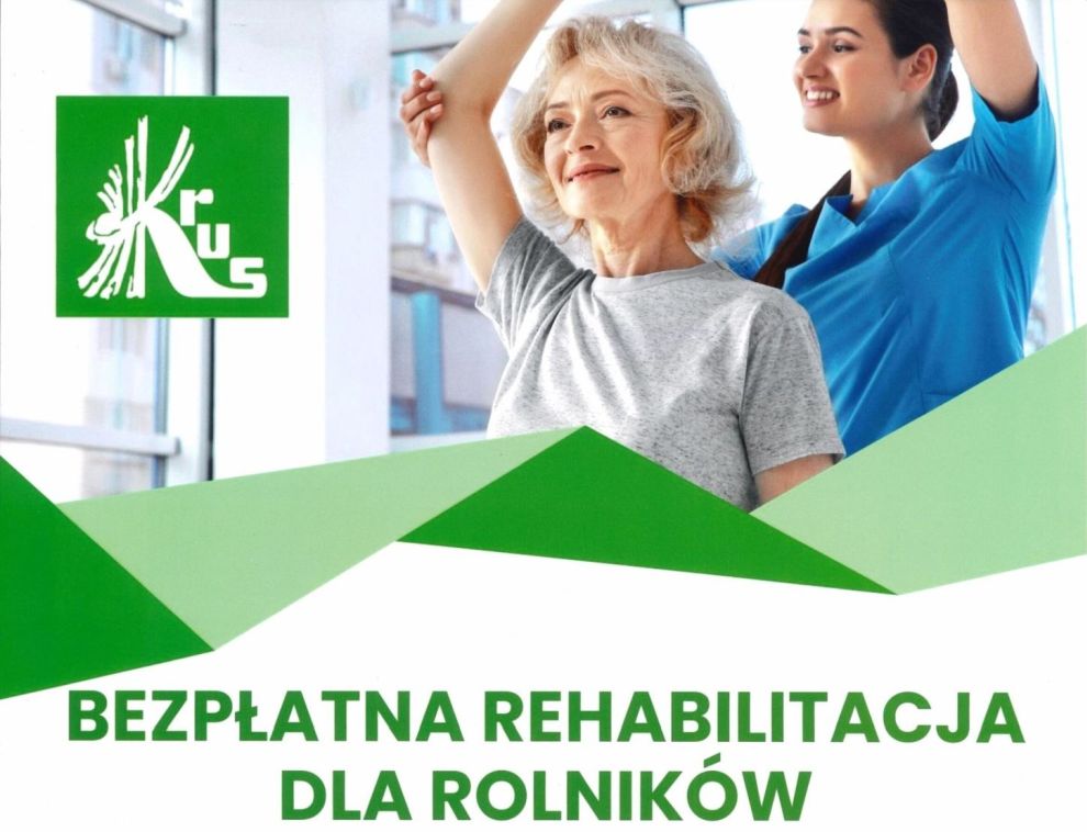Kobieta w średnim wieku w szarej koszulce wykonuje ćwiczenia z pomocą rehabilitantki w niebieskiej koszulce