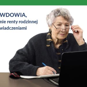 Starsza kobieta w okularach patrzy w ekran laptopa, w prawej ręce trzyma długopis, obok leży notatnik.