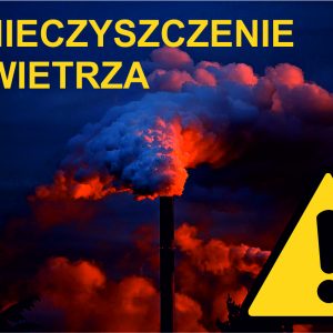Żółty trójkąt ostrzegawczy z wykrzyknikiem na tle komina, z którego wydobywa się gęsty dym