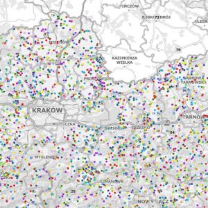Fragment mapy z zaznaczonymi kolorowymi kropkami drogami dojazdowymi do pól