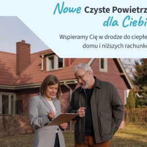 Kobieta pokazuje mężczyźnie w kurtce dokument, w tle dom z brązowym dachem