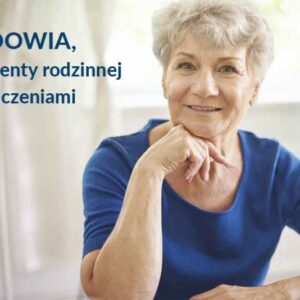 Kobieta ubrana na niebiesko podpiera ręką głowę.