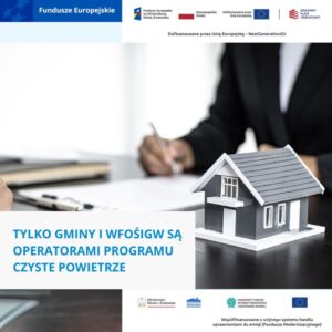 Makieta domu stoi na biurku, w tle rozmazana postać pisząca długopisem