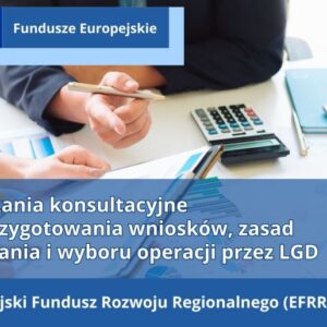 Materiały biurowe na stoliku, widać dłonie trzymające długopis i skoroszyt