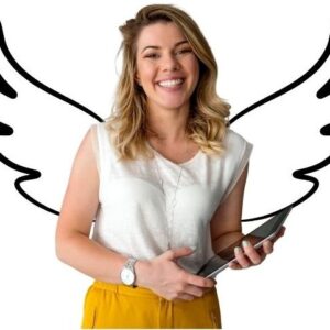 Uśmiechnięta kobieta w białej bluzce trzymająca tablet. Z tyłu dorysowane skrzydła.