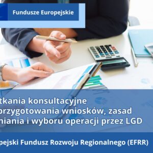 Kobiece dłonie trzymają dokument z wykresami, mężczyzna trzyma długopis, na stoliku inne dokumenty z wykresami, kalkulator i smartfon