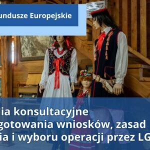 Manekiny ubrane w stroje ludowe stoją w drewnianej izbie