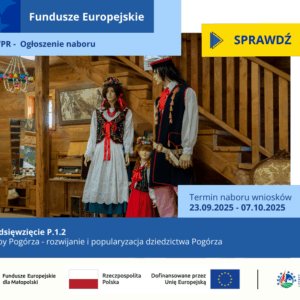 Manekiny ubrane w stroje ludowe stoją w drewnianej izbie