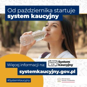 Kobieta z długimi włosami pije wodę z butelki