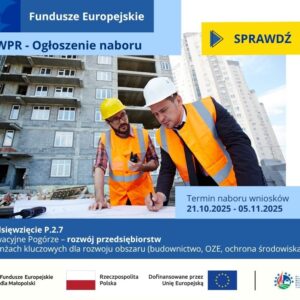 Dwóch pracowników w pomarańczowych kamizelkach i kaskach stoi przed powstającym budynkiem