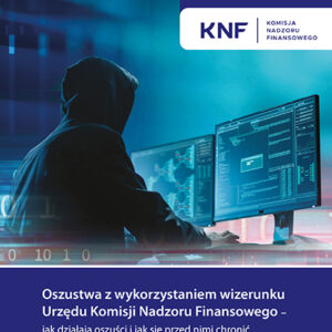 Mężczyzna w bluzie z kapturem patrzy w ekrany monitorów