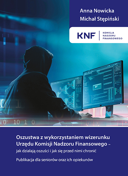 Mężczyzna w bluzie z kapturem patrzy w ekrany monitorów