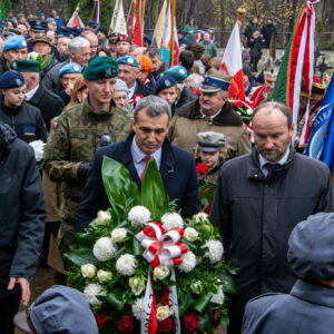 Wójt Gminy Pleśna wraz z przedstawicielami Rady Gminy składa wiązankę kwiatów