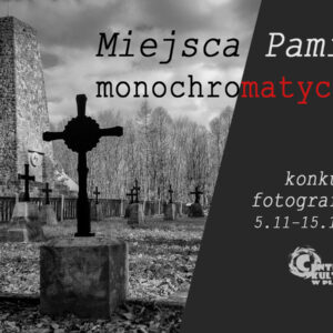 Baner konkursu fotograficznego "Miejsca Pamięci - monochromatycznie". Grafika przedstawia czarno-białe zdjęcie dwóch nagrobków z krzyżami oraz kamienny pylon na drugim planie.