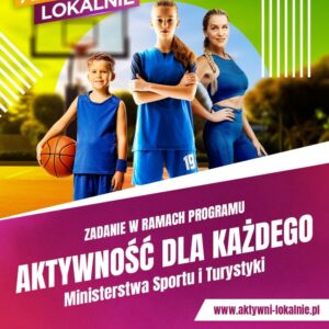 Troje ludzi w niebieskich strojach sportowych, chłopiec trzyma piłkę do koszykówki