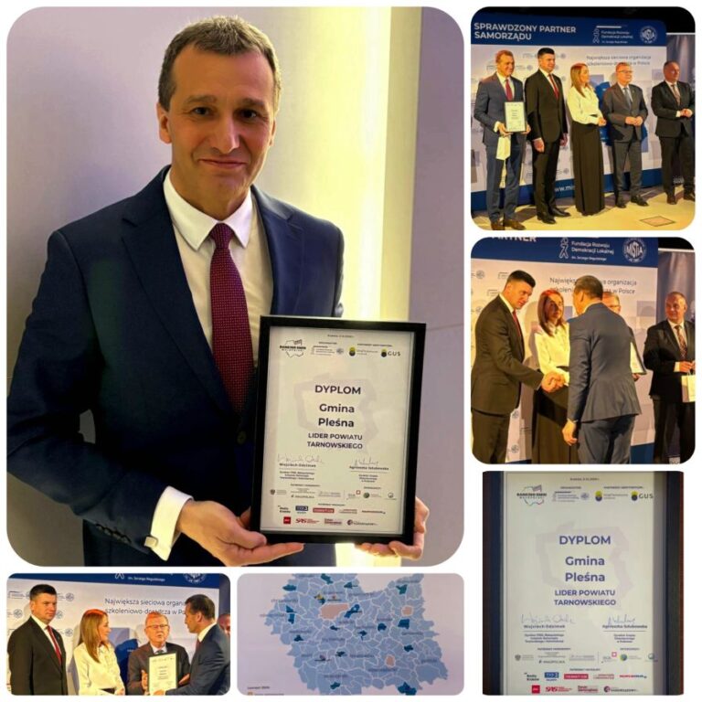 Wójt Gminy Pleśna trzyma dyplom Lidera Powiatu Tarnowskiego dla Gminy Pleśna