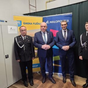 Wójt Gminy Pleśna Józef Knapik i Wicemarszałek Województwa Małopolskiego Ryszard Pagacz stoją ze strażakami z OSP Rzuchowa