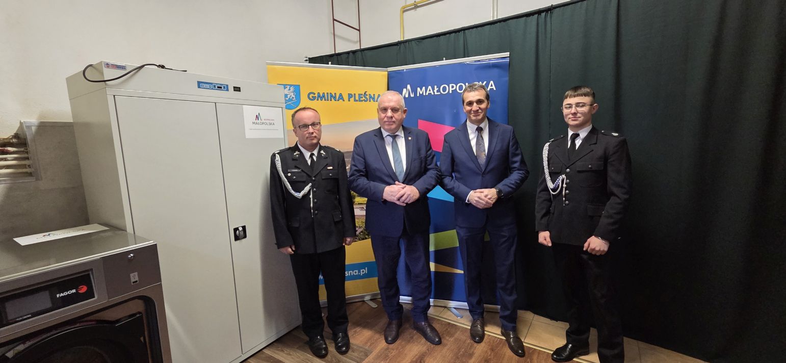 Wójt Gminy Pleśna Józef Knapik i Wicemarszałek Województwa Małopolskiego Ryszard Pagacz stoją ze strażakami z OSP Rzuchowa